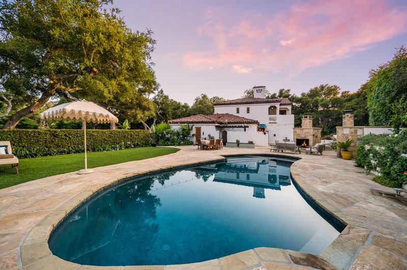 Residencia espaciosa con vista a la alberca