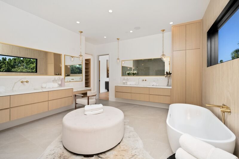 Baño moderno espacioso e iluminado