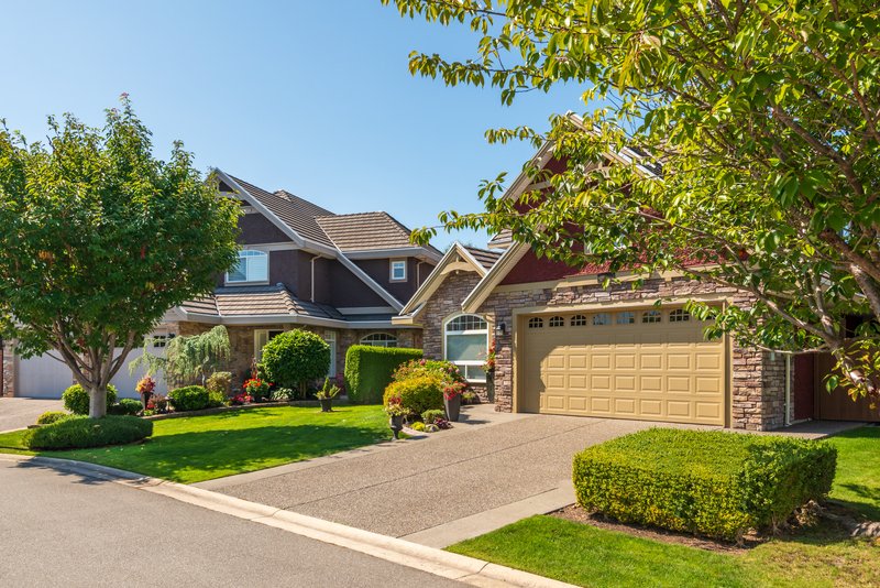 Casa exterior con cochera