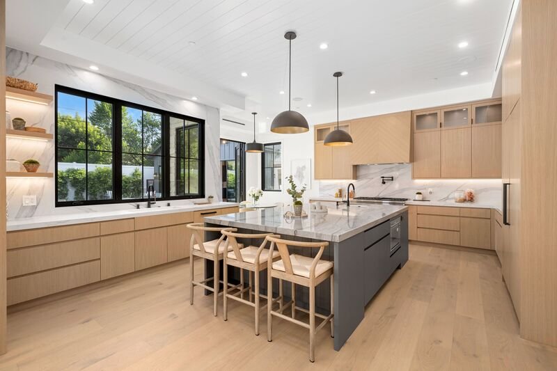 Interior de cocina moderna con espaciadas cabinas