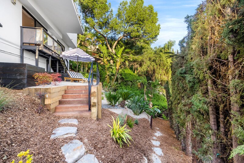 Jardín de una casa moderna, tras la remodelación de una vivienda antigua.