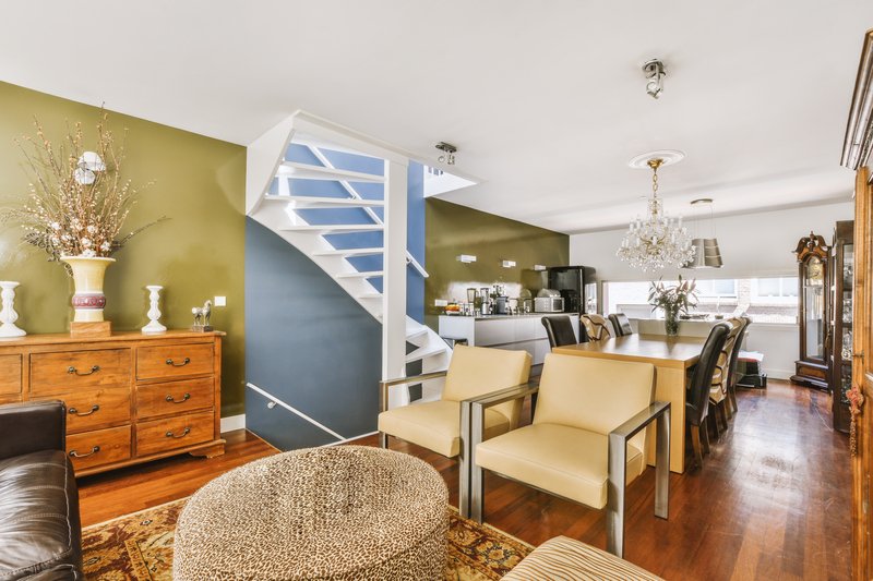 Primer piso en la sala de una casa acogedora de dos pisos.